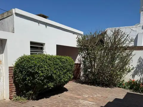 Casa en venta - 2 Dormitorios 1 Baño - 468mts2 - Chivilcoy