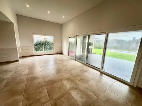 Casa 4 ambientes con 3 baños