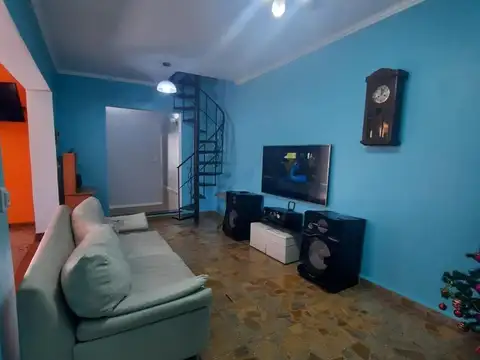 Casa en Lanùs. Con pileta