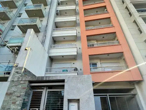 EXCELENTE DEPARTAMENTO DE 2 AMBIENTES EN EL CENTRO DE CASEROS