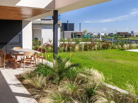 Casa 7 ambientes con 2 baños