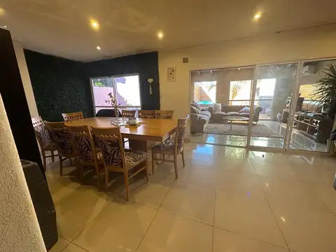 ESPLENDIDA CASA A LA VENTA EN MERCEDES (BS AS)