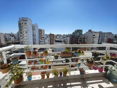 2 AMB CON BALCON TODO LUZ Y VISTA ABIERTA. SE ALQUILA AMOBLADO. EDIFICIO CON SUM, PILETA Y PARQUE