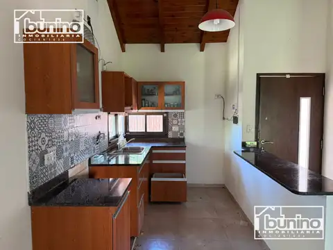 Casa 4 ambientes con 2 baños