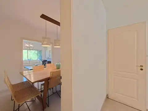 Casa 5 ambientes con 4 baños