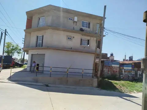 VENTA IDEAL INVERSORES EDIFICIO  6 DEPARTAMENTOS  3 LOCALES  ESPACIO DE COCHERAS - ISIDRO CASANOVA-