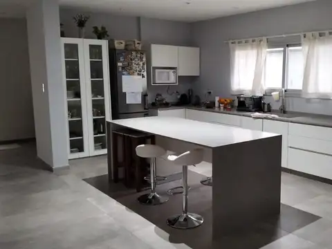 Casa 5 ambientes con 3 baños