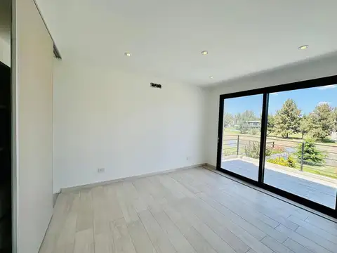 Casa en Venta con 4 cocheras