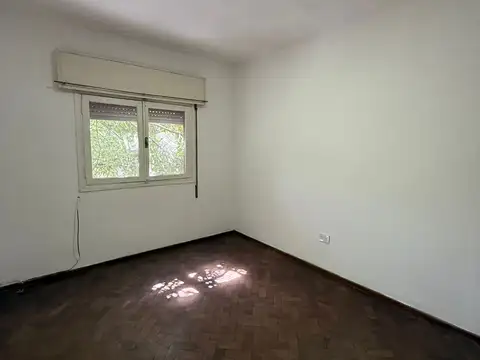 Tres dormitorios - Departamento en segundo piso por escalera. Luminoso. Entrega Inmediata