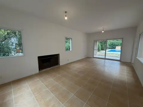 Casa en Alquiler con 2 cocheras