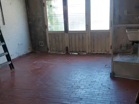 Casa de 4 ambientes con garage cubierto y fondo. OPORTUNIDAD  