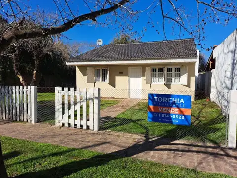 ¡CASA EN VENTA - LONGCHAMPS!