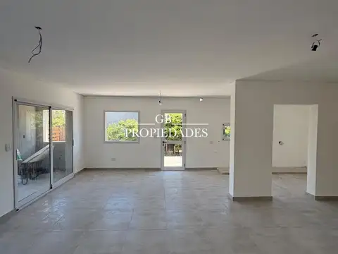 Casa 4 ambientes con 2 baños