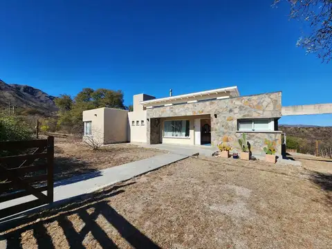VENTA CASA 2 DOR PILETA Y VISTAS CAPILLA DEL MONTE