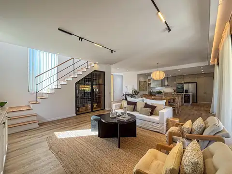 Casa de revista con 3 dormitorios, gran jardín con pileta en Puerto Roldan