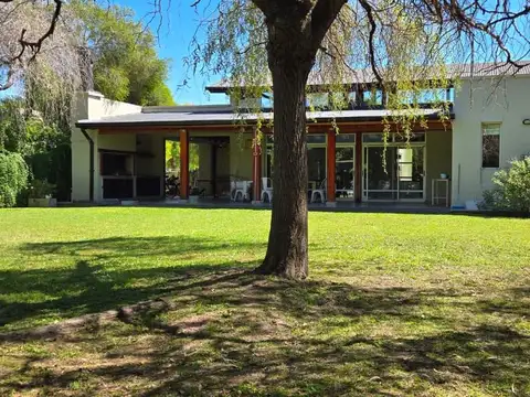 Casa en  venta o alquiler en el barrio Bs. As Village, Bella Vista