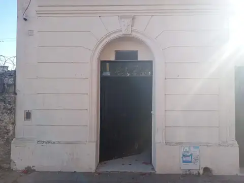 Local al Frente. Entre Rios y Segui. Baño Privado