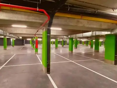 COCHERA COMERCIAL :: THAYS PARQUE LELOIR :: CON RENTA