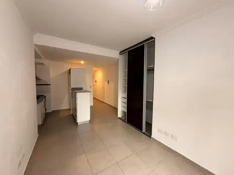 Monoambiente con balcón al frente.