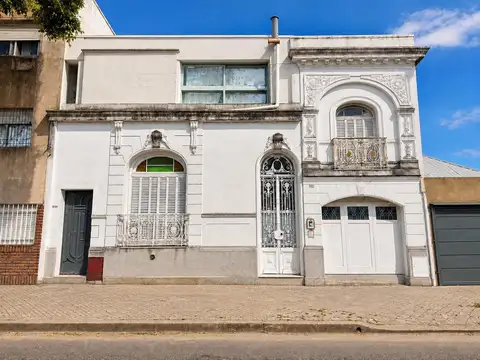 CASONA DE ÉPOCA CON JARDÍN Y COCHERA – ARROYITO