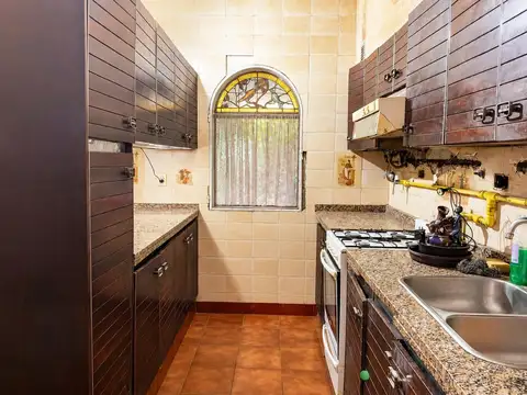 CASONA DE ÉPOCA CON JARDÍN Y COCHERA – ARROYITO