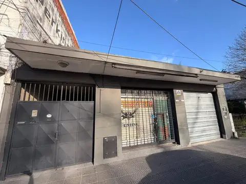 EXCELENTE TERRENO CON 2 LOCALES, UNA VIVIENDA DE 4 DORMIT Y UN DEPTO MONOAMBIENTE