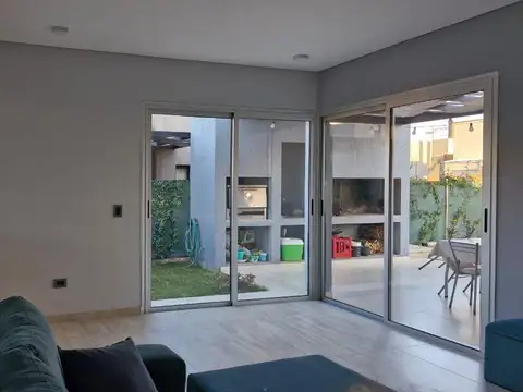 Casa 5 ambientes con 4 baños