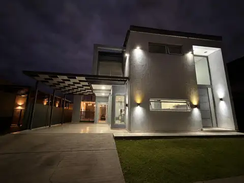 Espectacular Casa en Barrio Privado Boedo Village