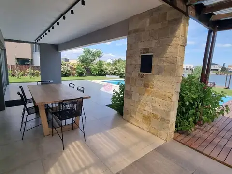 Casa en Alquiler con 2 cocheras