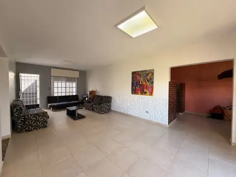 VENTA CASA 3 AMBIENTES CON COCHERA Y JARDIN