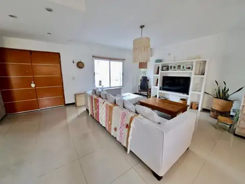 Casa en Alquiler con 2 cocheras