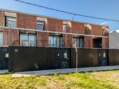 Triplex en Venta 2 Dormitorios en City Bell entre caminos