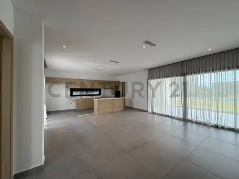 Casa en Alquiler con 2 cocheras