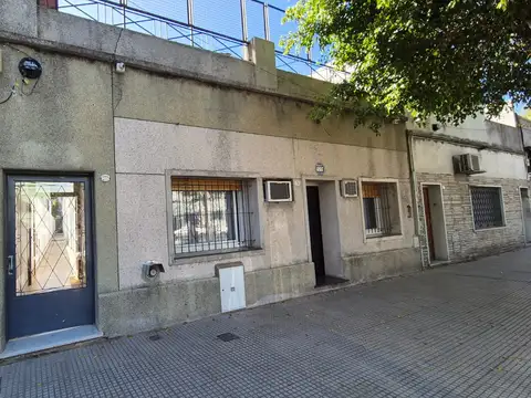 TIPO CASA EN PLANTA BAJA 1 1 /2 AMB   CON PATIO Y ESPACIO AEREO PROPIO  