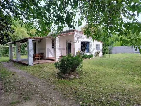 Encantadora casa-quinta de 4 ambientes con pileta y quincho. Parque de 832.50 m2