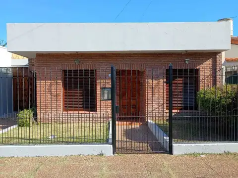 VENTA DE CASA 5 AMB.CON PARQUE,PISCINA, PARRILLA y GARAGE