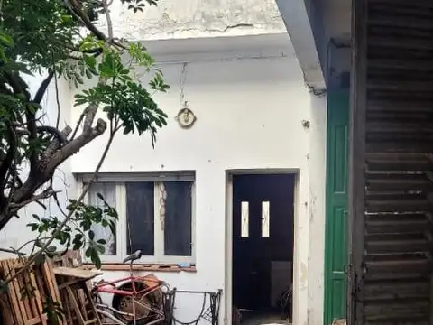 CASA EN PAQUE CHACABUCO - 5 AMB - A RECICLAR - EXC.UBICACIÓN