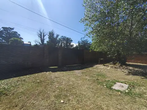 VENTA Casa 3 ambientes con gran parque Las Dalias