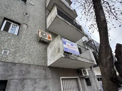 Departamento 2 ambientes al frente primer piso por escalera