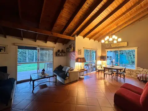 Casa 4 ambientes con 2 baños