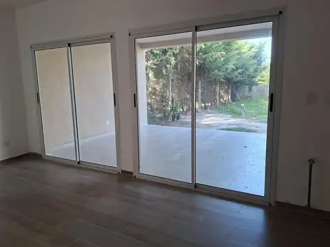 Casa 4 ambientes con 2 baños