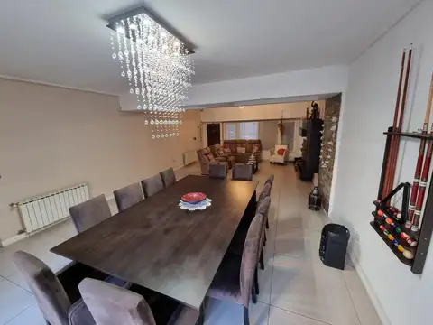 IMPORTANTE CASA 5 AMBIENTES CON JARDIN Y PILETA - Villa del Parque