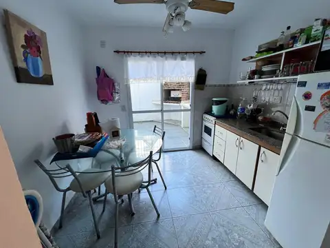 Casa 4 ambientes con 2 baños