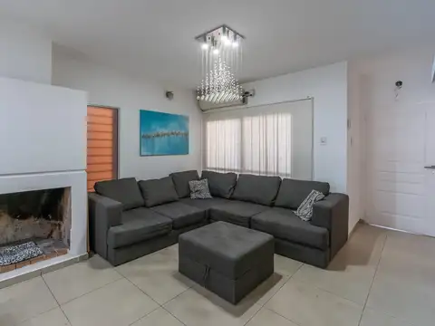 Casa 8 ambientes con 2 baños