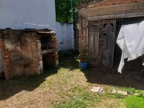 Venta casa a refaccionar sobre esquina
