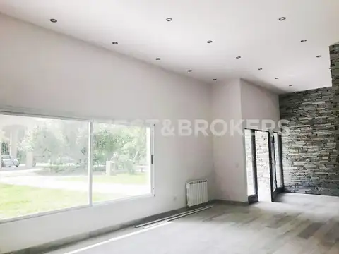 Casa en Venta con 4 cocheras