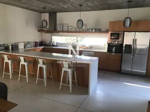 Casa 5 ambientes con 4 baños
