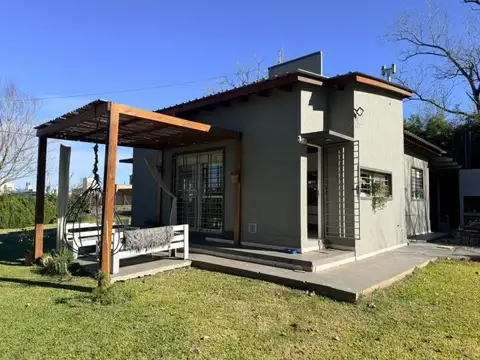 Casa en venta sobre calle Houssay 5880 amplio patio más pileta
