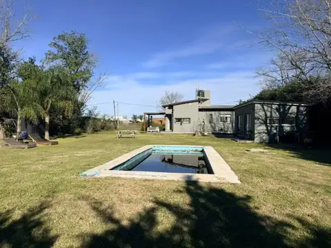Casa en venta sobre calle Houssay 5880 amplio patio más pileta
