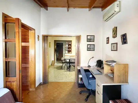 CASA CON LOCAL: Planta Alta con entrada Independiente de 5 ambientes Y Local en esquina